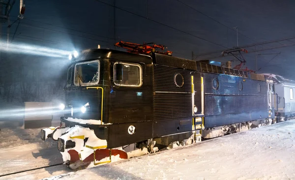 Trein in Abisko Station in Zweden tijdens sneeuwstorm — Stockfoto