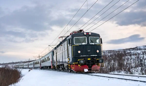 Vonat közelében Abisko falu Svédországban — Stock Fotó