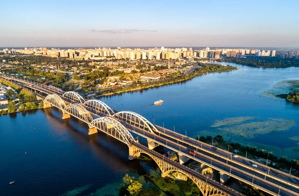 Los puentes de Darnytsia a través del Dniéper en Kiev, Ucrania — Foto de Stock