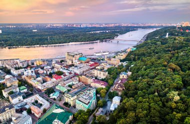 Ukrayna, Kiev 'in tarihi bir bölgesi olan Podil' in hava manzarası