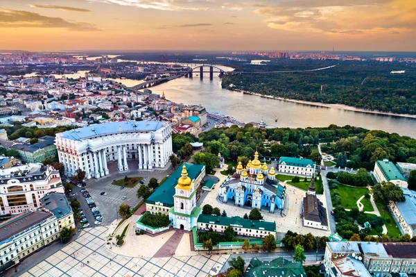Monasterio de cúpula dorada de San Miguel en Kiev, Ucrania — Foto de Stock