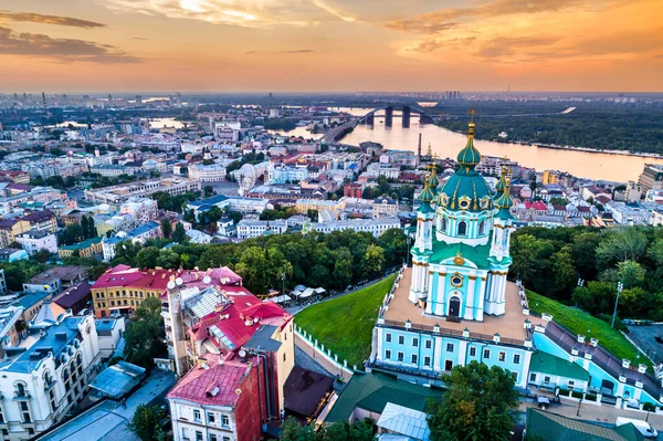 Andreaskirche und Podil in Kiew, Ukraine — Stockfoto