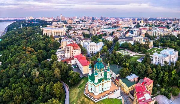 Andreaskirche und Andrijiwskyj-Abstieg in Kiew, Ukraine — Stockfoto