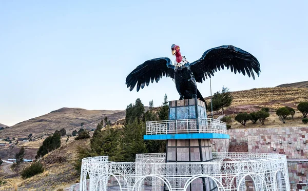 Condor statue på udkig over Puno i Peru - Stock-foto
