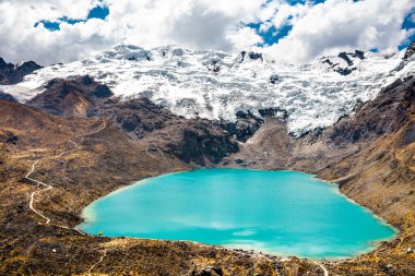 Huancayo, Peru 'daki Huaytapallana Dağları' nda göl
