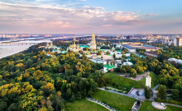 Vista aérea de Pechersk Lavra em Kiev, a capital da Ucrânia — Fotografia de Stock