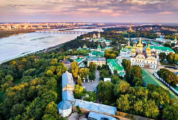 Luchtfoto van Pechersk Lavra in Kiev, de hoofdstad van Oekraïne — Stockfoto