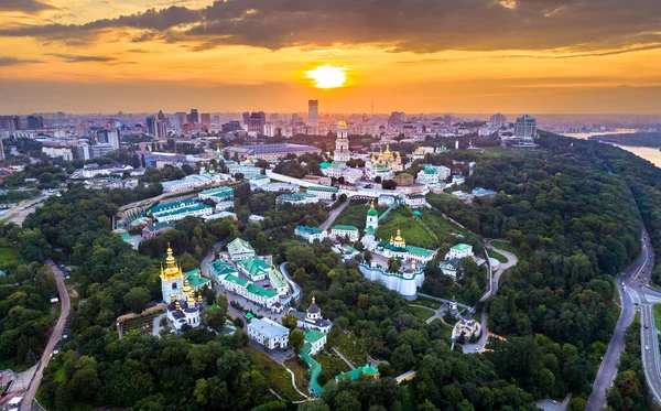 Widok z lotu ptaka Ławry Peczerskiej w Kijowie, stolicy Ukrainy — Zdjęcie stockowe