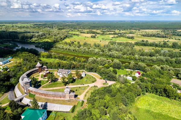 Uitzicht op het fort van de Batoeryn met de Seym-rivier in Oekraïne — Stockfoto