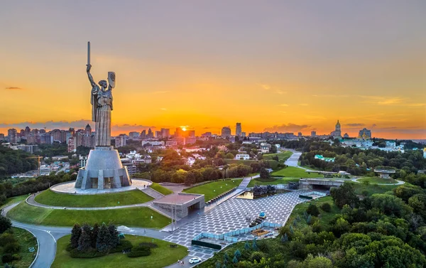 Ukrayna, Kiev 'deki Anavatan Anıtı ve İkinci Dünya Savaşı Müzesi — Stok fotoğraf
