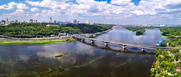Міст метро через Дніпро в Києві. — стокове фото