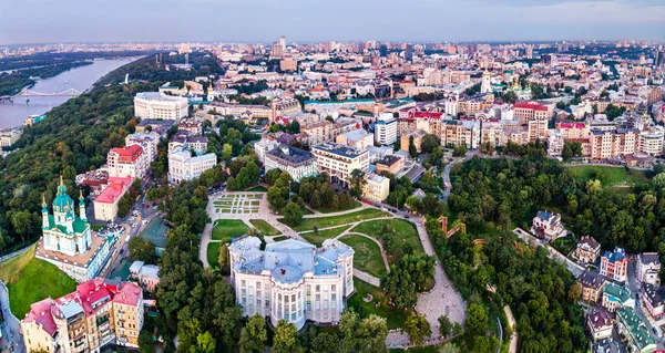 Historiska museet och Andrew Church i Kiev, Ukraina — Stockfoto