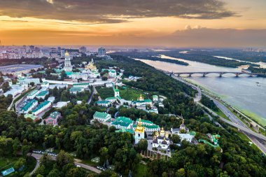 Ukrayna 'da Kiev Pechersk Lavra' da günbatımı