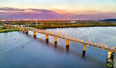 Ukrayna 'daki Petrovsky Demiryolu Köprüsü' nde Tren