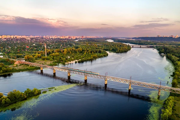 Treno sul ponte ferroviario Petrovsky in Ucraina — Foto Stock