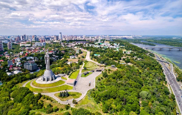 TMotherland Monument a Pechersk Lavra v Kyjevě, Ukrajina — Stock fotografie