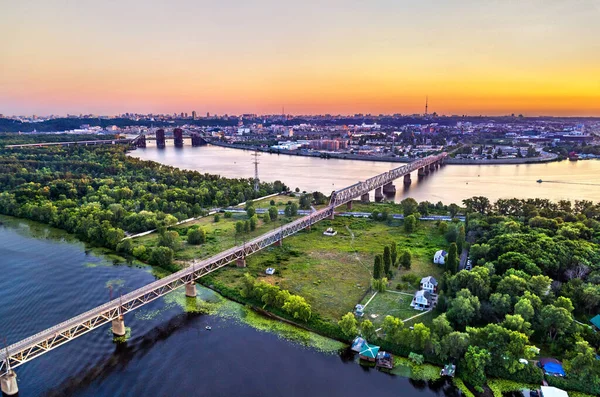 Dnieper com Petrovsky Railway Bridge em Kiev, Ucrânia — Fotografia de Stock