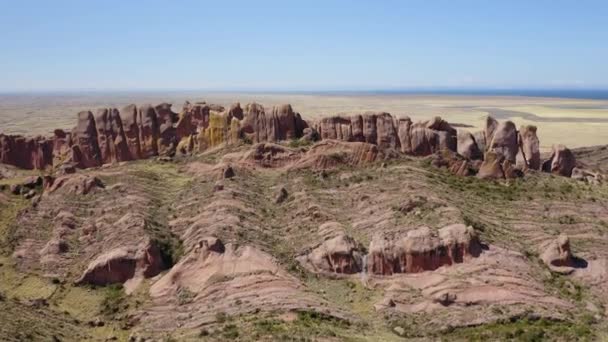 Formaciones rocosas rojizas en Aramu Muru cerca de Puno, Perú — Vídeo de stock
