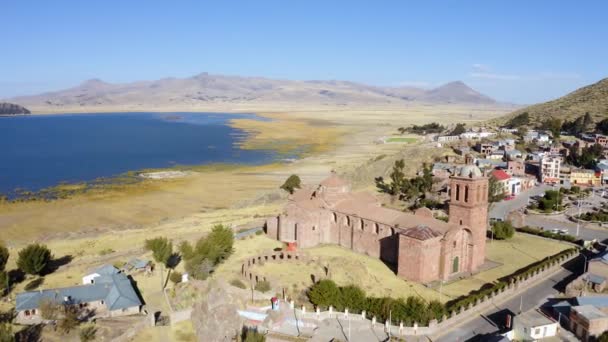 Vista da Igreja Apostólica de Santiago em Pomata, Peru — Vídeo de Stock