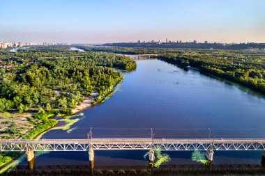 Kiev, Ukrayna 'daki Dinyeper boyunca Petrovsky Demiryolu Köprüsü