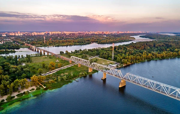 Dnieper con Petrovsky Puente ferroviario en Kiev, Ucrania —  Fotos de Stock