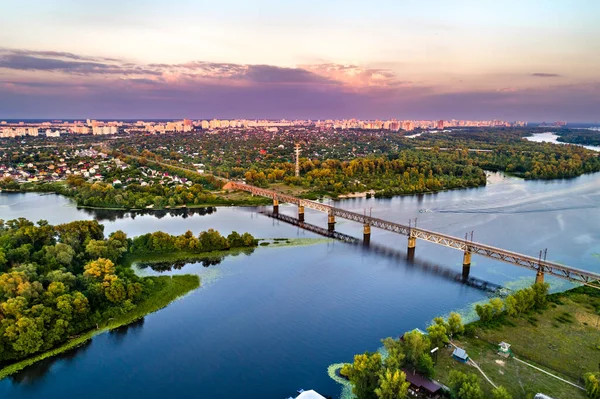 Dnieper com Petrovsky Railway Bridge em Kiev, Ucrânia — Fotografia de Stock