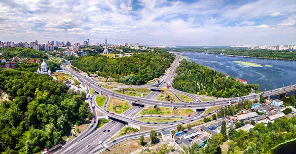 Turbinás közúti csomópont Kijevben, Ukrajnában — Stock Fotó