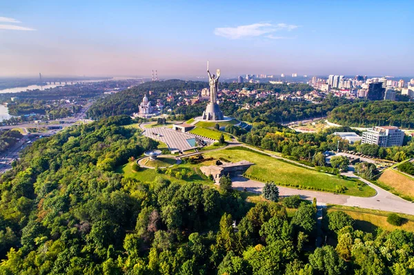 Motherland Monument och andra världskriget Museum i Kiev, Ukraina — Stockfoto