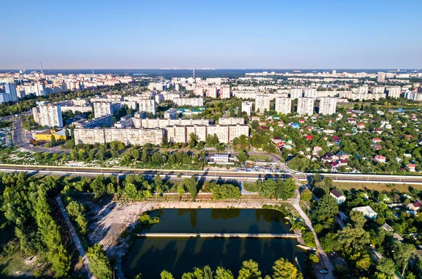 Vista aérea del distrito Raiduzhnyi de Kiev, Ucrania —  Fotos de Stock