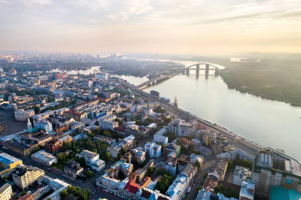 Luchtfoto van Podil, een historische wijk van Kiev, Oekraïne — Stockfoto