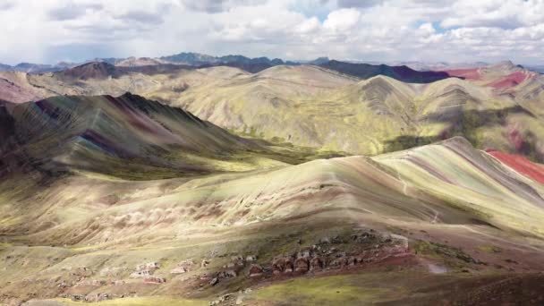 Flygfoto över Palccoyo Rainbow Mountains i Peru — Stockvideo