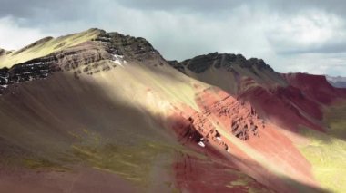 Peru 'daki Vinicunca Gökkuşağı Dağı yakınlarındaki Kızıl Vadi