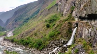 Peru 'daki Machu Picchu yakınlarındaki Urubamba nehrinde şelale.