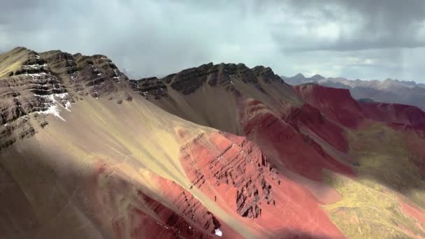 Red Valley bij de Vinicunca Rainbow Mountain in Peru — Stockvideo