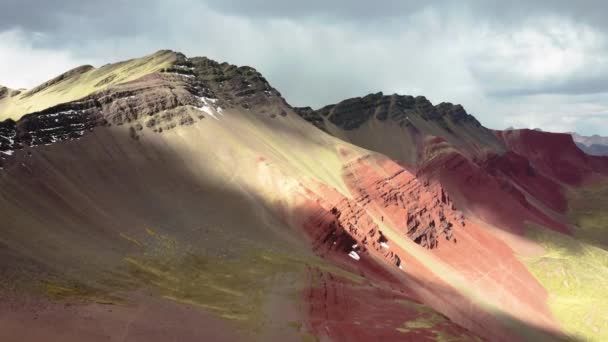 Vallée Rouge près de la montagne Vinicunca Rainbow au Pérou — Video