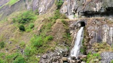 Peru 'daki Machu Picchu yakınlarındaki Urubamba nehrinde şelale.