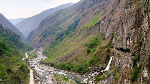 Vodopád u řeky Urubamba u Machu Picchu v Peru — Stock video