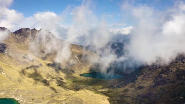 Nuages au-dessus de la chaîne de montagnes Huaytapallana à Huancayo, Pérou — Video