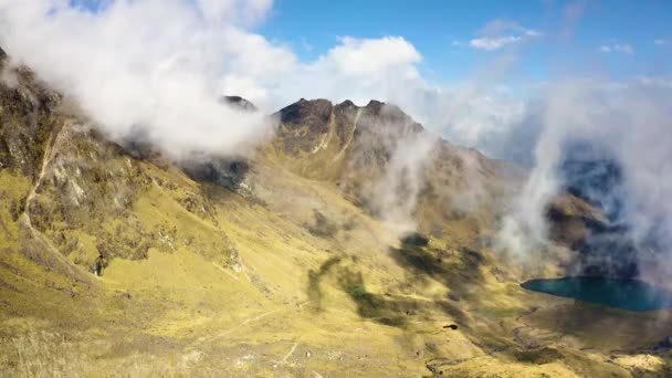 Nuages au-dessus de la chaîne de montagnes Huaytapallana à Huancayo, Pérou — Video