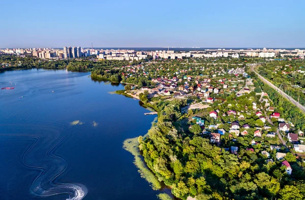 Вид з висоти на будинки на Дніпровському березі річки в Києві, Україна. — стокове фото