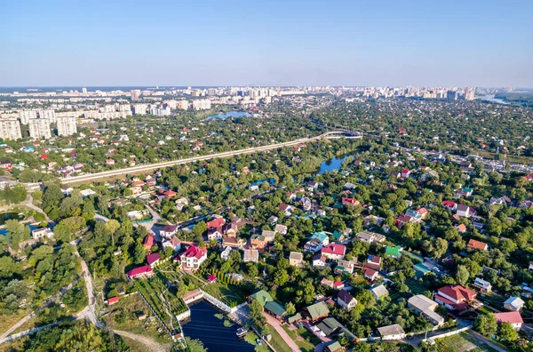 Flygfoto av hus vid floden Dnepr i Kiev, Ukraina — Stockfoto