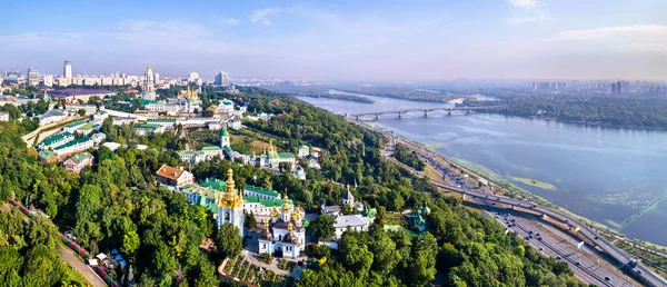 Pechersk Lavra in Kiev, de hoofdstad van Oekraïne — Stockfoto