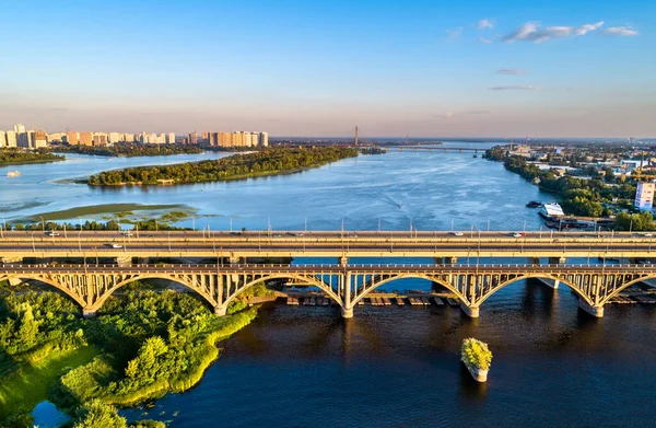 Darnytsia broarna över Dnjepr i Kiev, Ukraina — Stockfoto