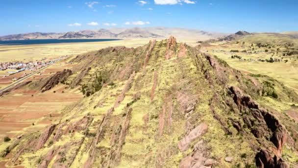 Formaciones rocosas rojizas en Aramu Muru cerca de Puno, Perú — Vídeo de stock