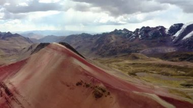Peru 'daki Kızıl Vadi ve Vinicunca Gökkuşağı Dağı Junin, Peru' daki La Merced manzaralı
