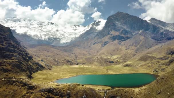 Λίμνη στην οροσειρά Huaytapallana στο Huancayo του Περού — Αρχείο Βίντεο