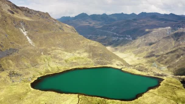 Lake at the Huaytapallana mountain range in Huancayo, Peru — Stock Video