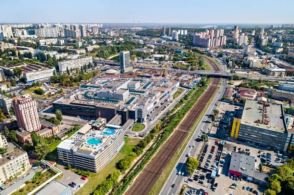 Köpcentrum i Lybidska i Kiev, Ukraina — Stockfoto
