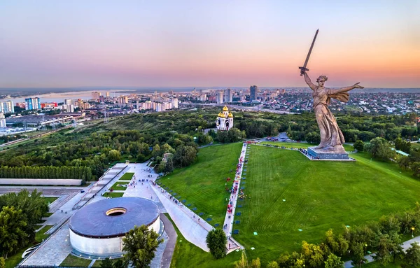 Mamayev Kurgan con la estatua de Motherland Calls. Volgogrado, Rusia —  Fotos de Stock