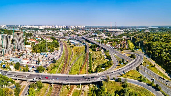 Straßen- und Eisenbahnverkehr in Kiew, Ukraine — Stockfoto